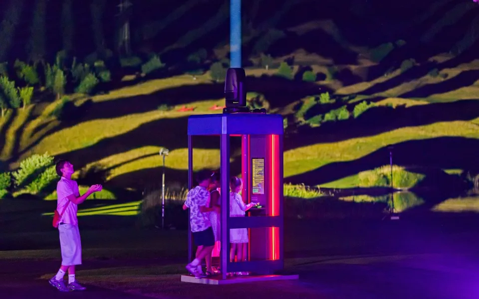 Vzkazy pomocí Morseovky a světelná show. Lidé vysílali přání ke hvězdám