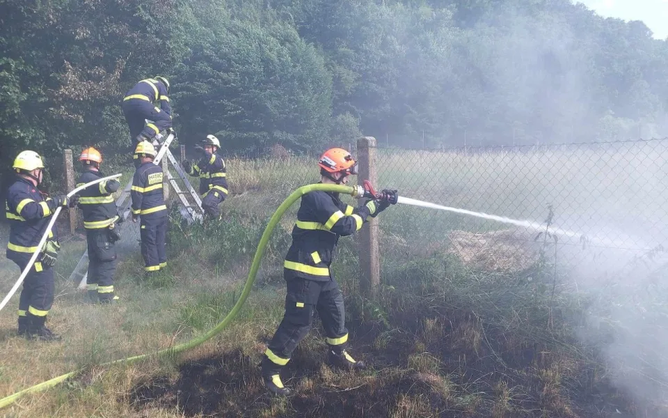 Hořel les, kombajn i pole. Jihomoravští hasiči řešili v pondělí 183 událostí