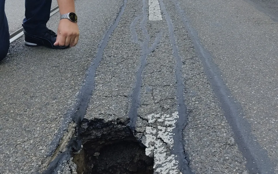 V Králově Poli se propadla silnice, šaliny několik hodin jezdily odklonem