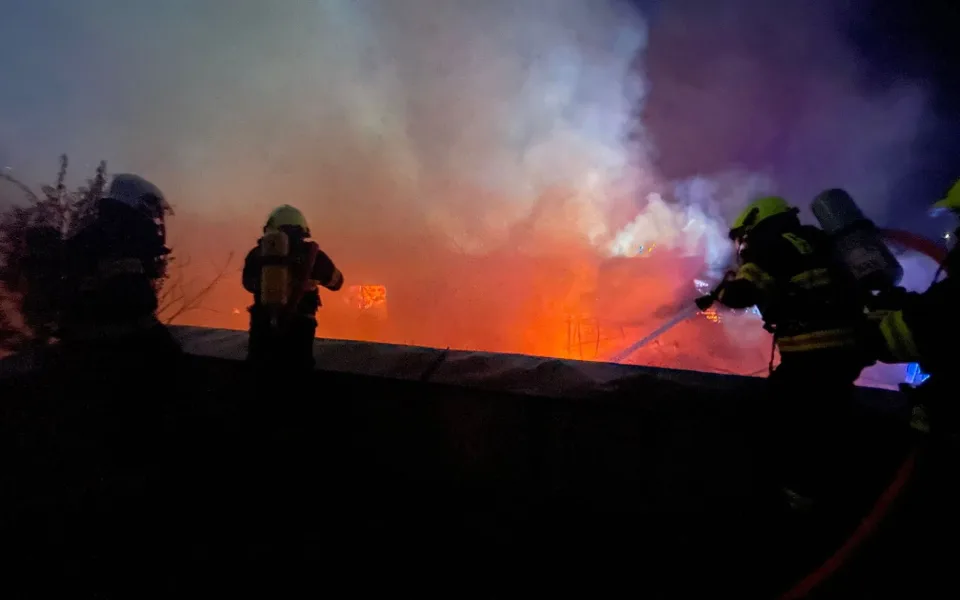 V Bystrci hořel rodinný dům. Škody budou v milionech. dva hasiči se zranili
