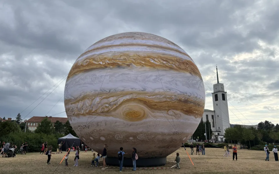 FOTO: Vesmír v Brně. Na Kraví hoře vystavují obří model Jupiteru i černé díry