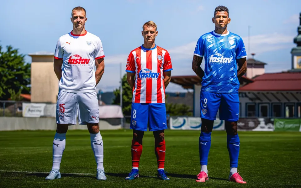 Fotbalisté Zbrojovky odhalili dresy pro novou sezonu. Přibyde modrý komplet
