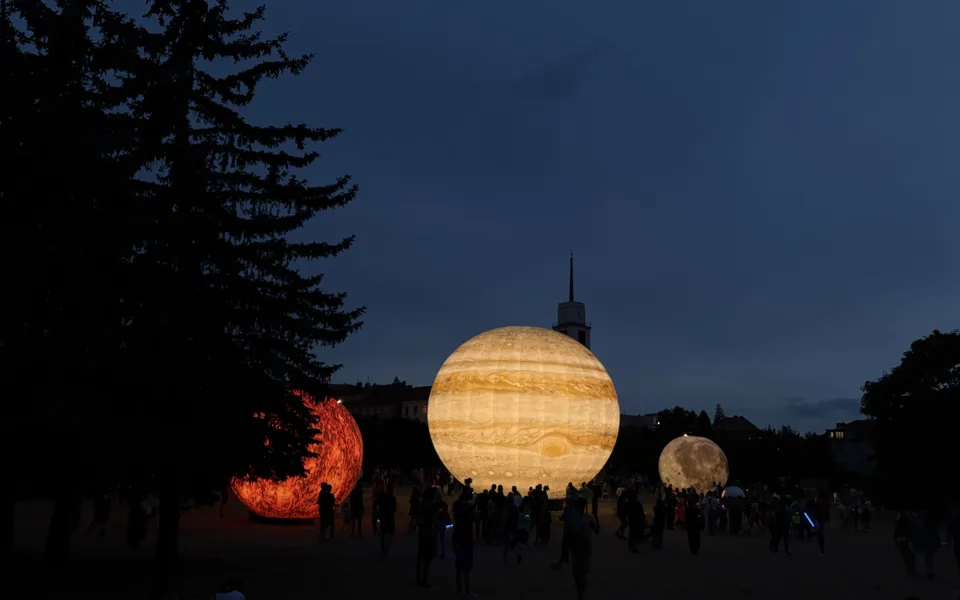 FOTO: Vesmír v Brně. Podívejte se, jak modely planet září v noci