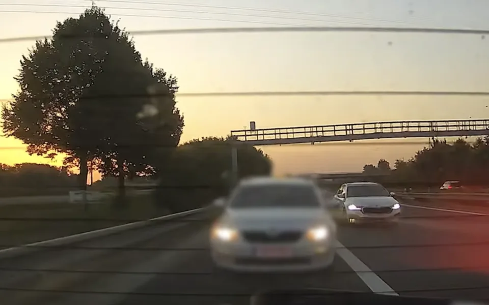 VIDEO: Bezohledný řidič se před zákonem skrýval v obilí. Utéct chtěl i taxíkem