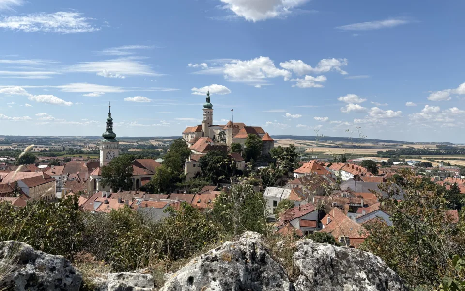 FOTO: Historie, kavárny i výhledy. Mikulov v létě umí okouzlit