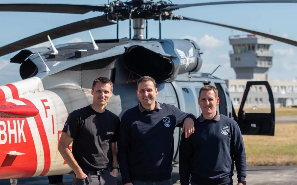Na společné fotografii zleva: npor. Tomáš Přinosil – velitel modulu z HZS MSK, a pprap. Radek Mísař a nstržm. Jan Sotolář, letečtí záchranáři HZS JHM.
