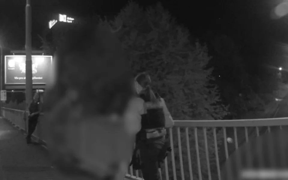 Mladík chtěl skočit z mostu v Králově Poli, policisté mu to nakonec rozmluvili