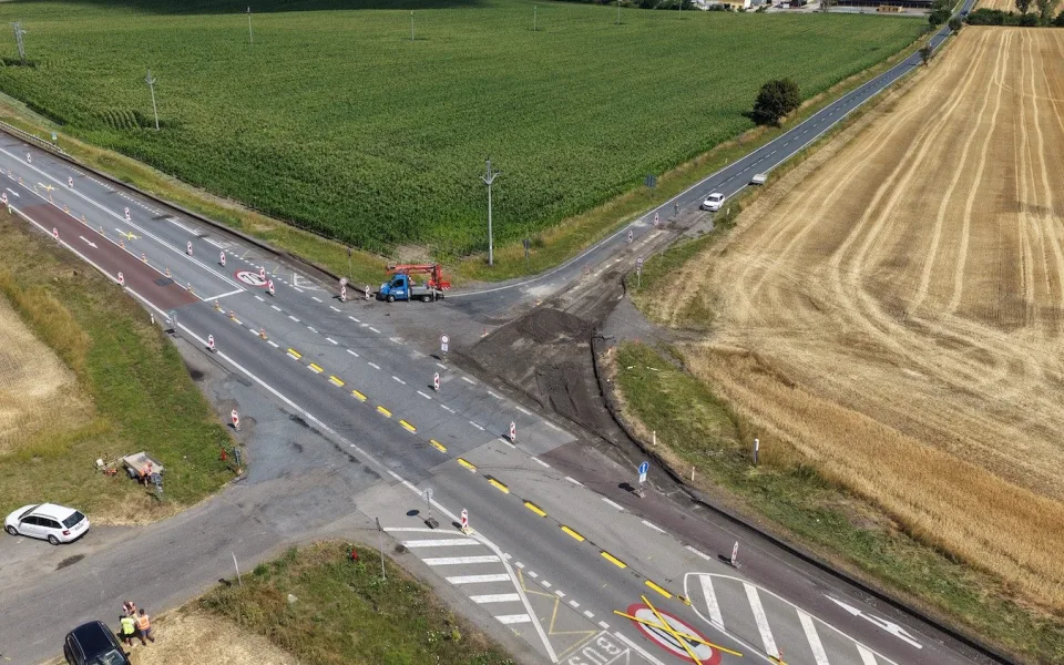 Dopravní omezení na Vyškovsku. Silničáři opravují povrchy i křižovatku