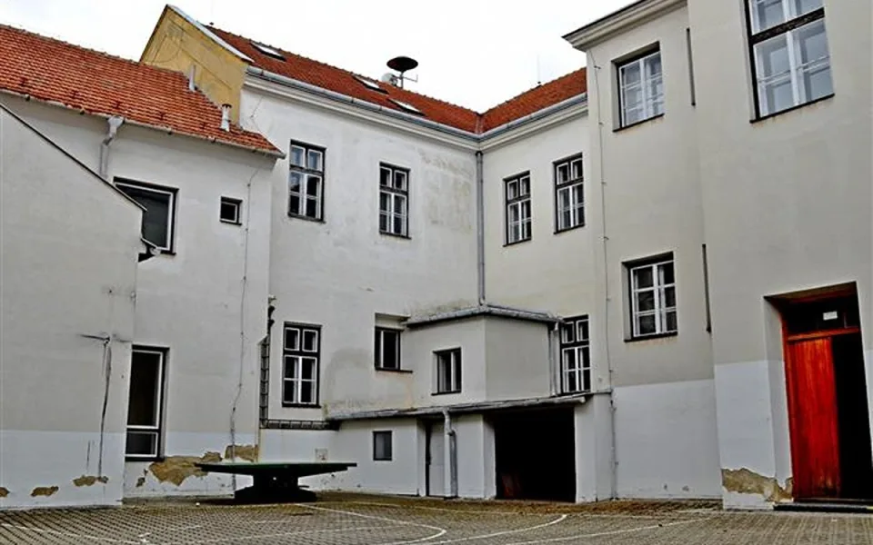 Nové bydlení pro vojáky. Vyškovská bývalá škola nebude déle chátrat