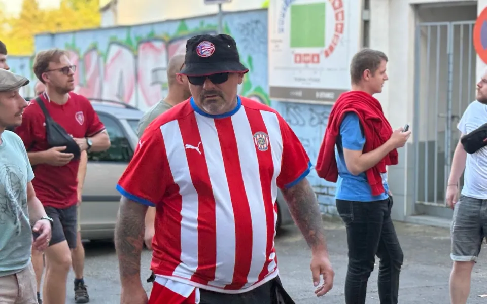 FOTO: Brno, b*zerantů plno. Fanoušci Sparty dorazili na stadion Zbrojovky