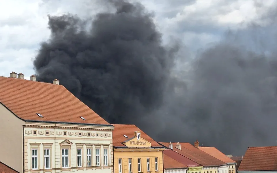 V Ivančicích na Brněnsku hoří bytovka s poštou, asi dvacet lidí se nadýchalo kouře