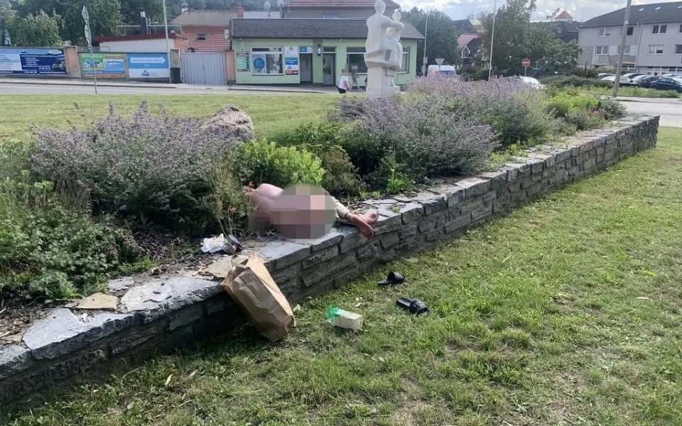 Nahá žena se opalovala v centru Boskovic. Další den vyrazila bez trička na pouť