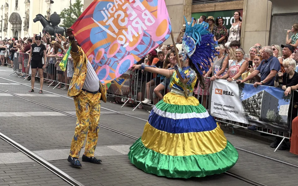 FOTO: Ulicemi Brna se prohnal karnevalový průvod. Lidi přenesl do exotické Brazílie