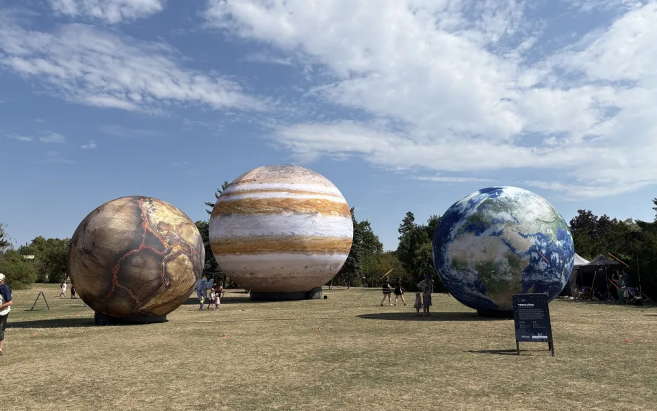FOTO: Vesmír v Brně. Na Kraví hoře vystavují obří Jupiter i další planety