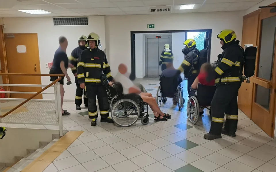 V pečovatelském domě na Blanensku hořelo, klienti skončili v péči záchranářů