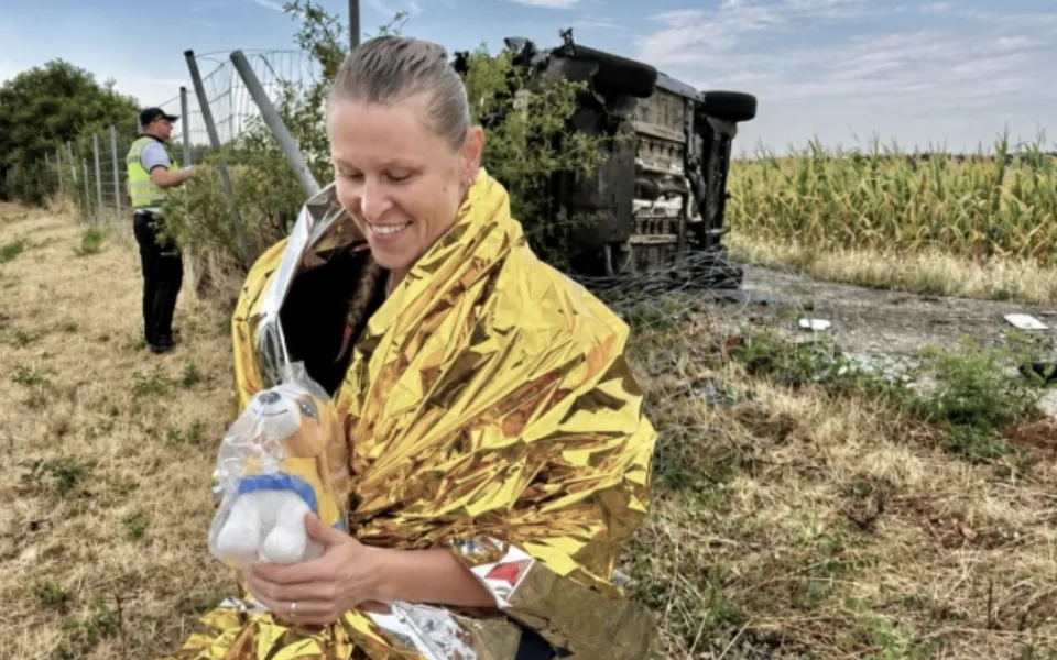 Auto se na D1 několikrát převrátilo. Pomoc poskytla jediná projíždějící řidička