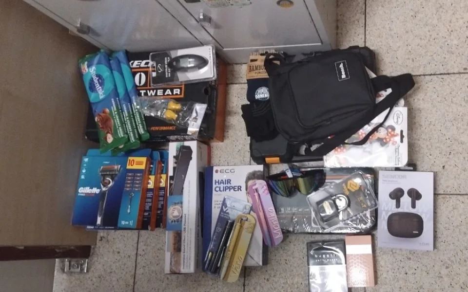 Pokladny minul obloukem. Muž chtěl z brněnského obchodu odvézt zboží za 18 tisíc