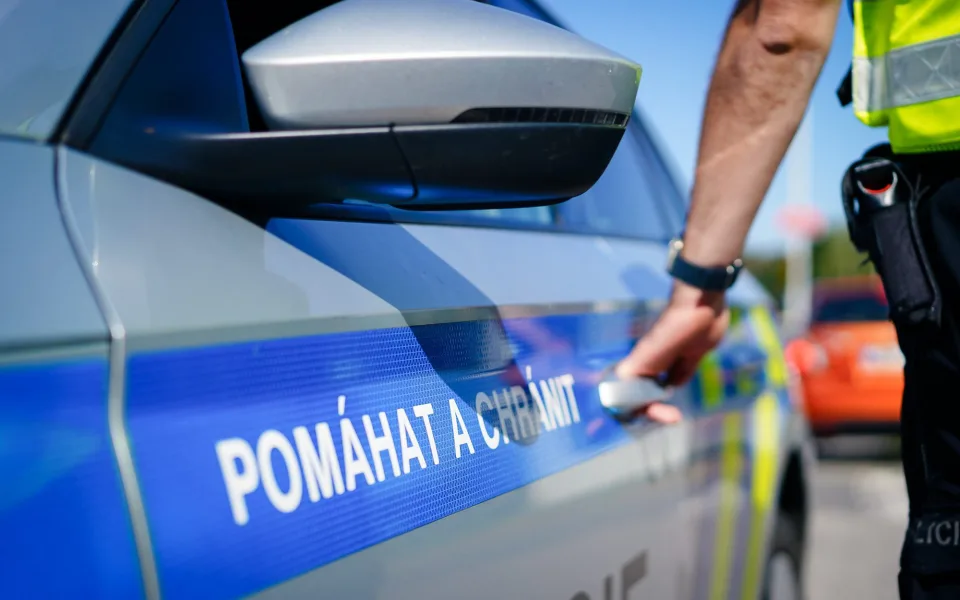 Policejní honička jako z filmu. Řidič ujížděl před trojicí policejních aut