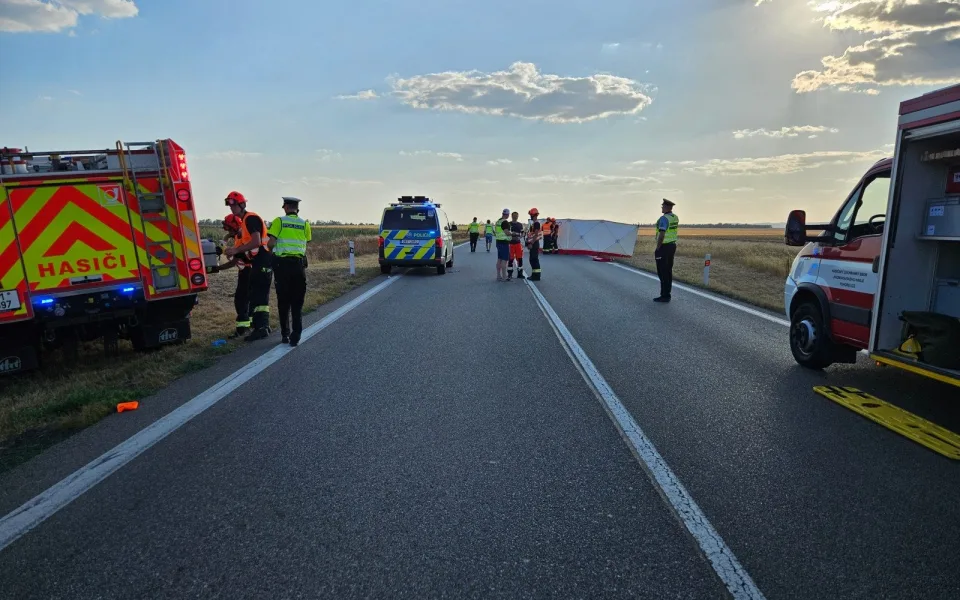 Při nehodě dvou aut na Brněnsku zemřeli dva lidé. Další čtyři byli těžce zraněni