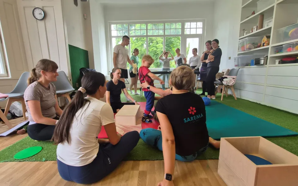 Centrum SAREMA Brno rozšiřuje péči. Moderní neurorehabilitace pomáhá dětem i dospělým