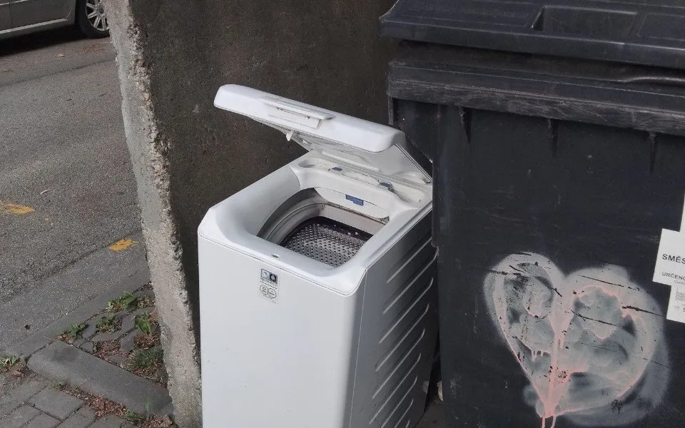 Pračka k popelnicím nepatří. Tvrdou cestou se o tom přesvědčil mladík z Brna