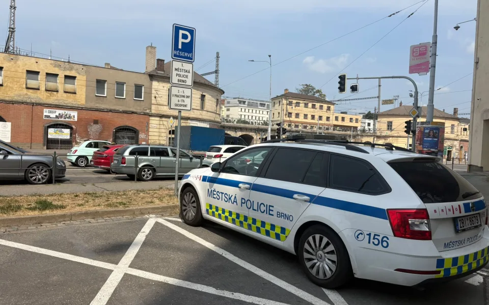 Muž z Brna si u zastávky ustlal v trávě. Vypil jsem ředidlo, přiznal
