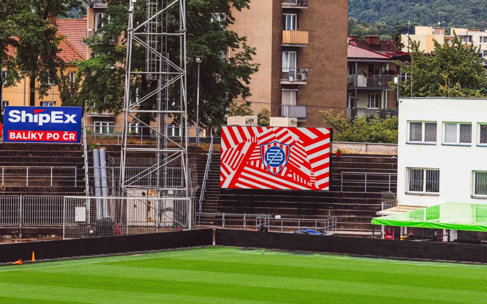Turnikety a světelné tabule. Jaké vychytávky přibyly na stadionu na Srbské?