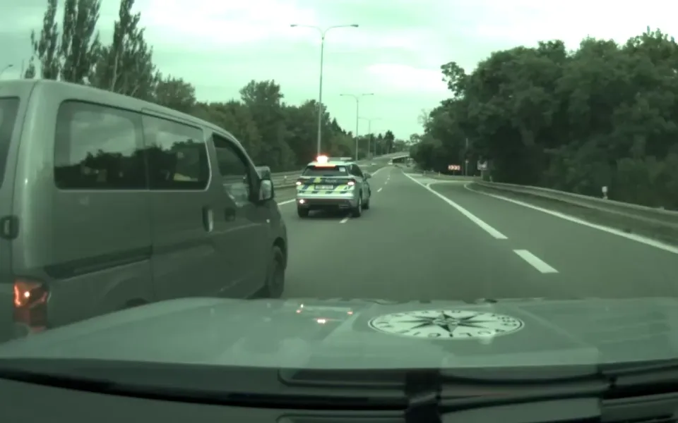 Muž si v Brně odskočil pro balíček. Zloděj mu mezitím odjel s dodávkou