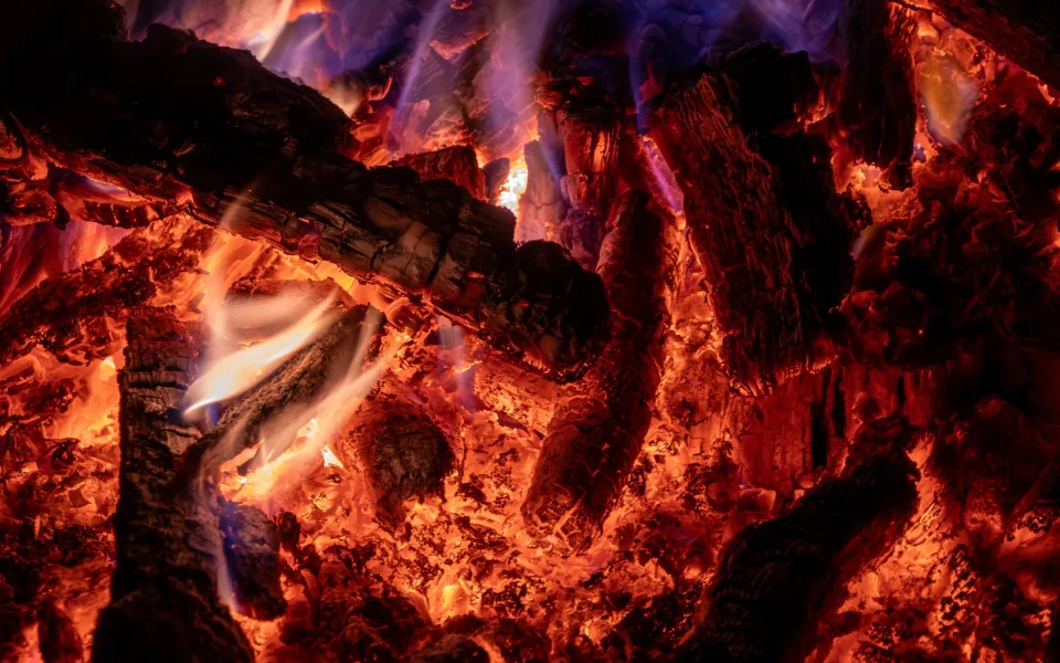 Riziko už není tak velké. Zákaz táboráků a pyrotechniky na jižní Moravě končí